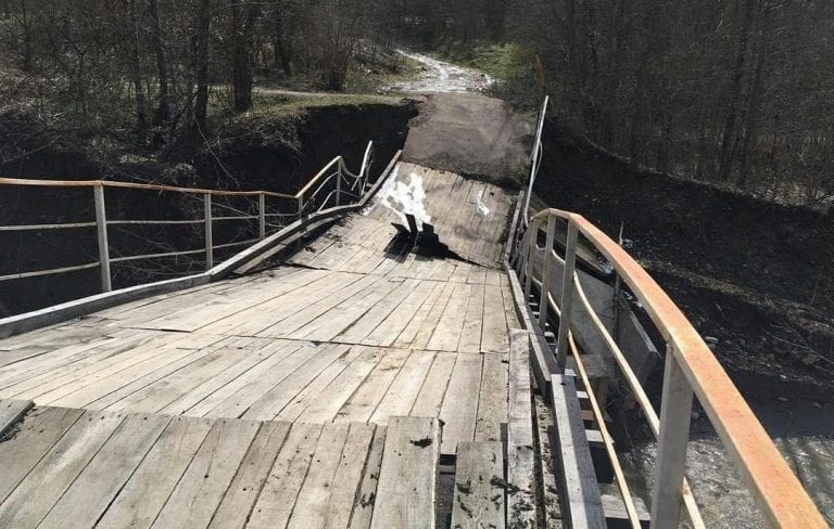 Под Хадыженском обрушился пешеходный мост