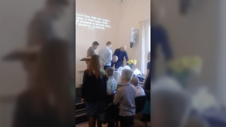 Баптисты из Новороссийска рассказали, что силовики и чиновники сорвали их богослужение