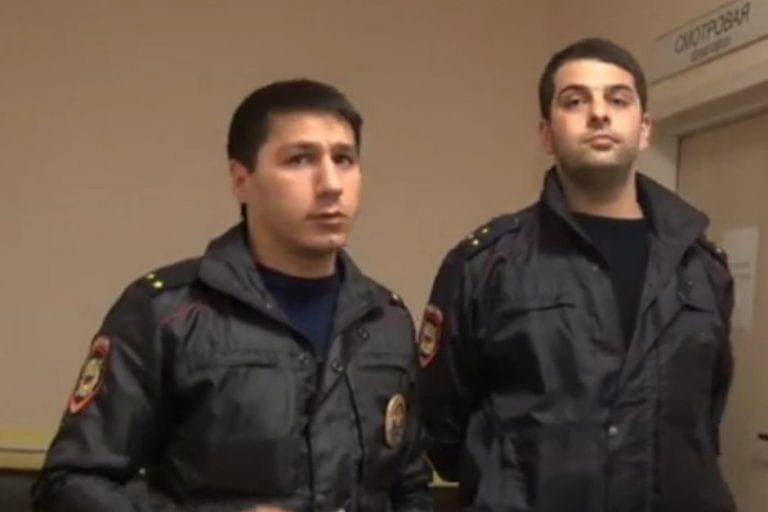«Ты что, ублюдок, в себя поверил?». В Сочи полицейские избили человека и сняли это на видео. Возбуждено уголовное дело