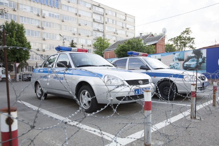 В Краснодаре объявили в розыск инспектора ДПС по делу о взятке