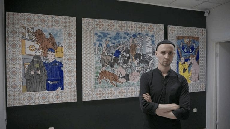 «Куратор решил, что именно мои пять работ не должны быть увиденными». Интервью с художником Пасмуром Рачуйко о цензуре, религии и жизни в Геленджике 