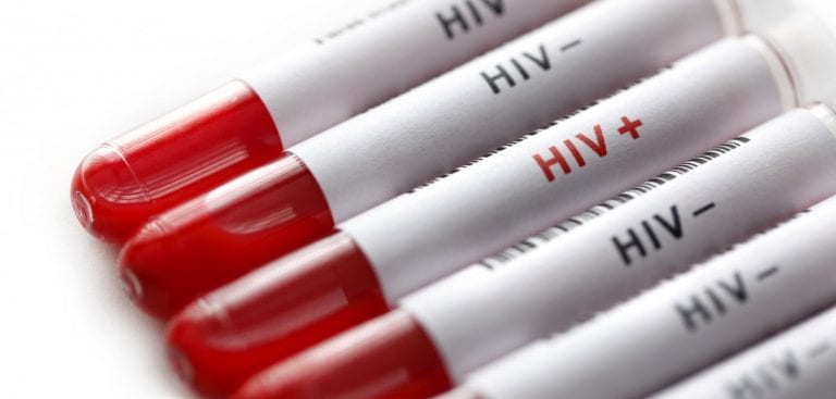 Госдума приняла законопроект, разрешающий людям с ВИЧ усыновлять детей