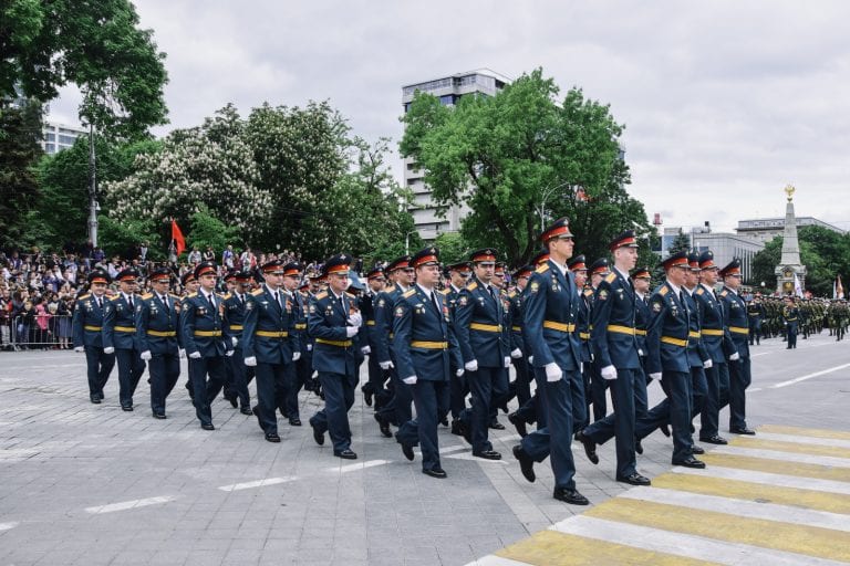 Парад Победы решили провести без зрителей, а «Бессмертный полк» — онлайн