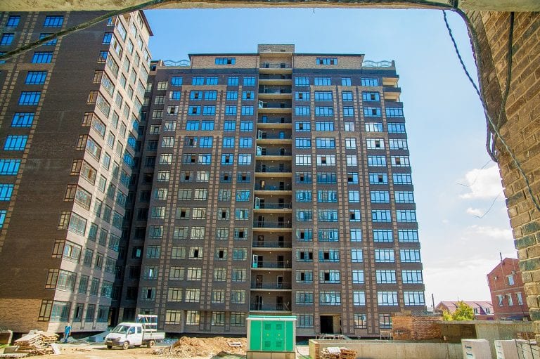 В Краснодаре спустя 5 лет возобновили строительство ЖК «Рич Хаус»
