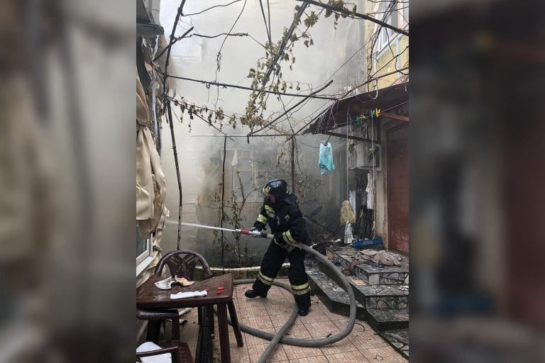 В центре Сочи загорелся жилой дом, эвакуировано 12 человек