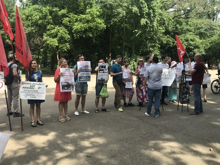 В Краснодаре жители провели пикет против «троллейбусного погрома»