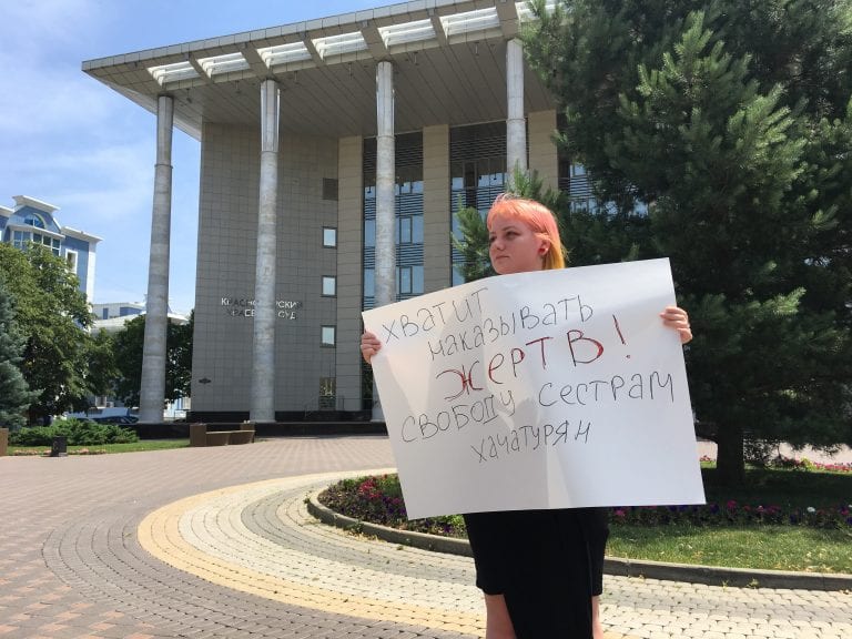 В Краснодаре провели одиночный пикет в поддержку сестёр Хачатурян, обвиняемых в убийстве отца