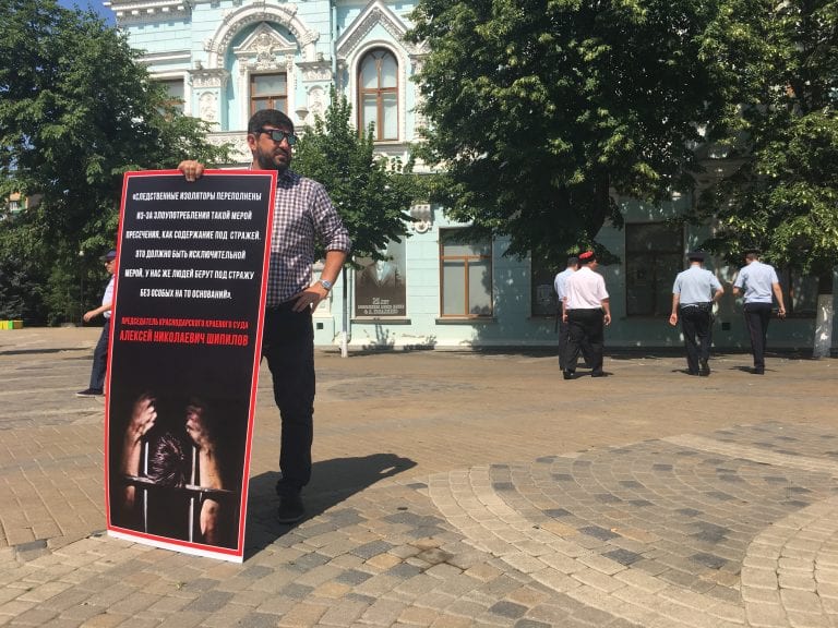 На одиночный пикет к адвокату Алексею Аванесяну пришла полиция с провокаторами