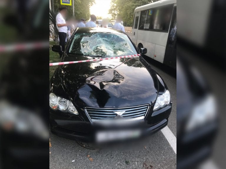 В Сочи пьяный полицейский сбил двух подростков и скрылся