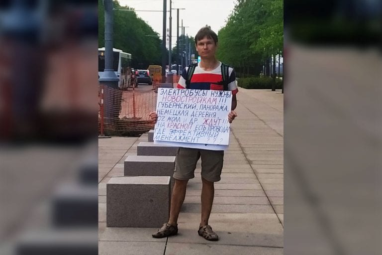 В Краснодаре провели одиночный пикет против демонтажа сети троллейбусов