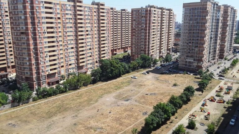 Минобороны выставило на продажу участок в Краснодаре, на котором жители хотят построить детский сад