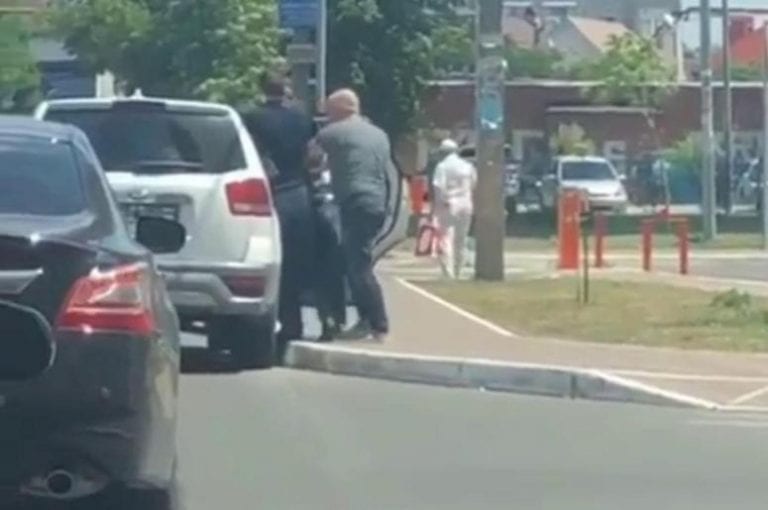 В Краснодаре полицейские жестко задержали человека в центре города и увезли на машине без номеров