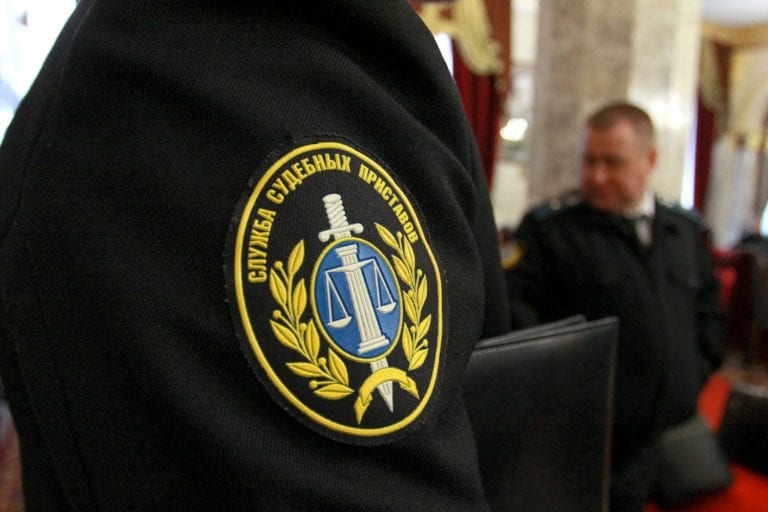 На Кубани должник напал на судебного пристава