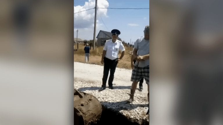 Кубанскому блогеру, с которым судится глава поселения, отключили воду. Без воды также остались соседи с детьми