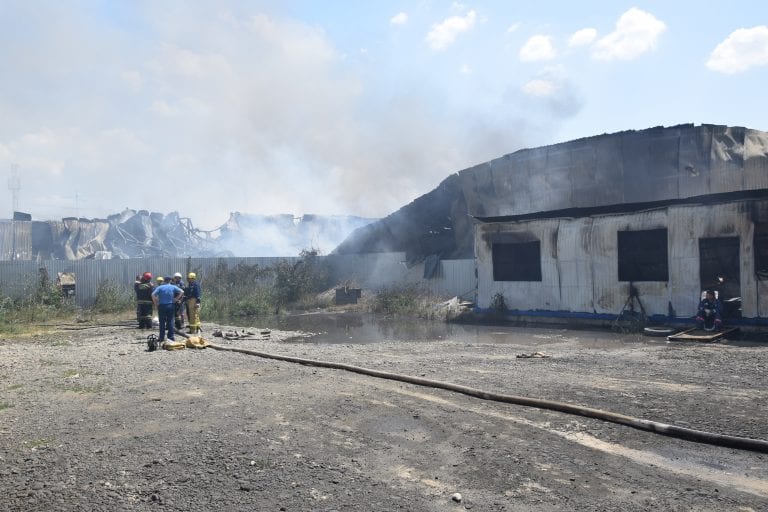 Потушили пожар на складе покрышек в Краснодаре