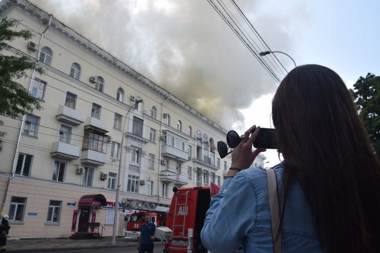 70 жителей эвакуировали из загоревшегося дома по улице Мира в Краснодаре