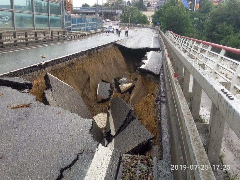 В Сочи обрушился мост