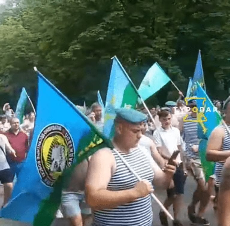 В Краснодаре полиция не стала задерживать десантников, устроивших массовое шествие