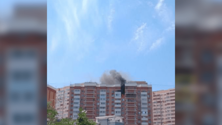 В Краснодаре около ТЦ «Красная площадь» горит многоквартирный дом