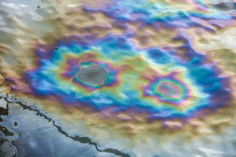 В Апшеронском районе в реку попала нефть