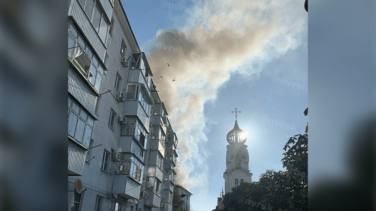 В Новороссийске на набережной загорелся жилой дом