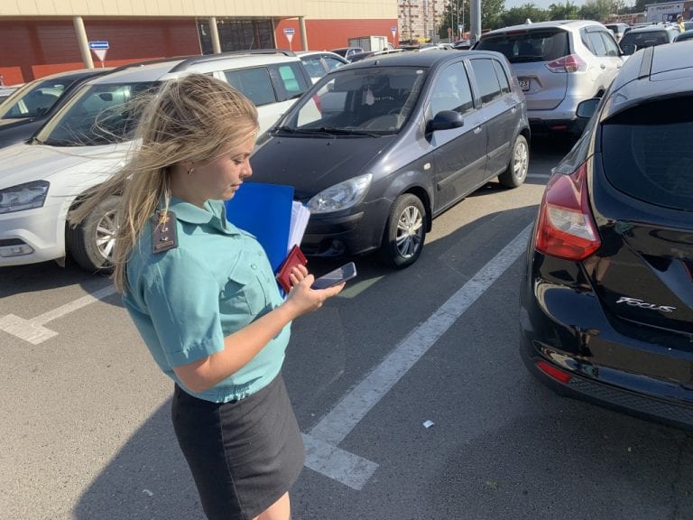 Судебные приставы ловят должников на парковках Краснодара