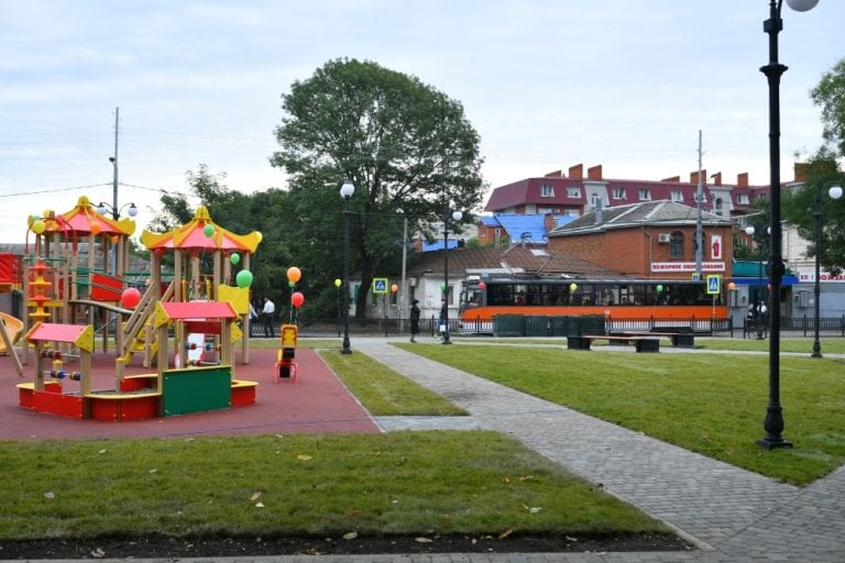 В Краснодаре на месте снесенных гаражей открыли сквер «Садовый»