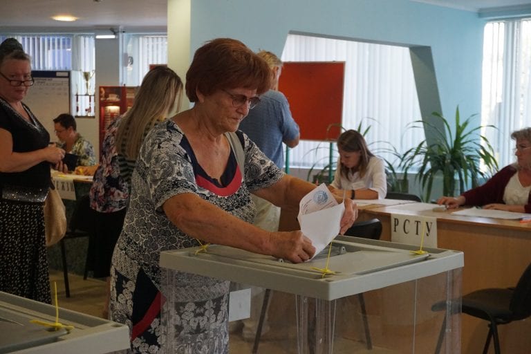 Второй день выборов на Кубани: вбросы, расхождения в актах, сверхскоростное выездное голосование