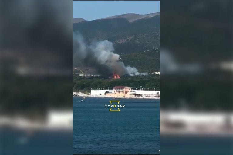 В Кабардинке загорелся лесной массив