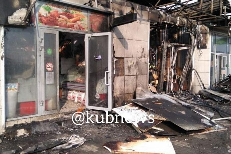 В Краснодаре сгорело несколько торговых павильонов