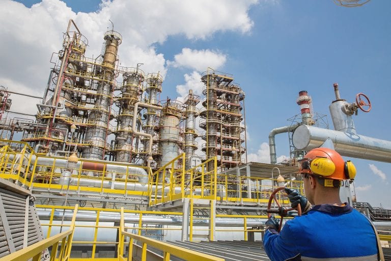 На Афипском НПЗ после жалоб местных жителей обследуют уровень загрязнения воздуха