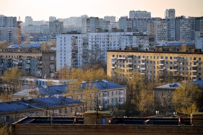 В Краснодаре мужчина выпал из окна многоэтажки, он погиб