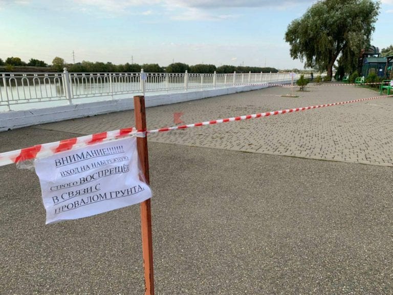 В Краснодаре на Рождественской набережной провалился грунт