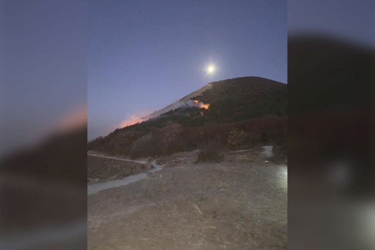 На горе Колдун в Новороссийске горит лес