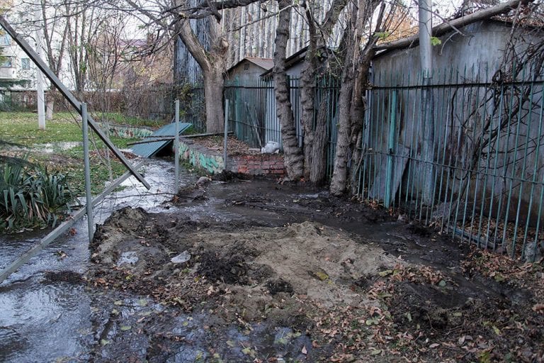 В Краснодаре из-за гаража, мешающего ремонту водопровода, закроют четыре детских сада