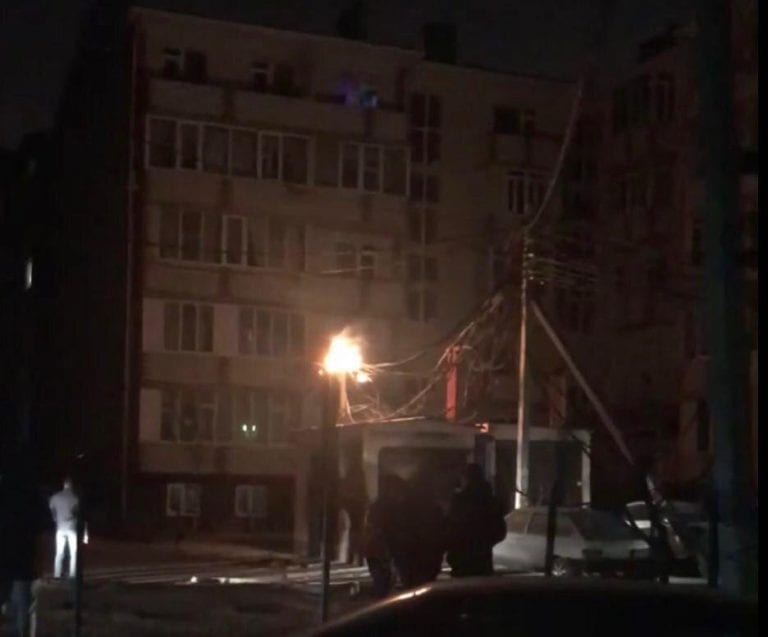 В поселке Российском из-за пожара на подстанции без света остались девять домов
