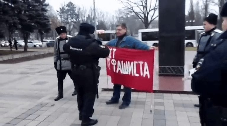 На 5 суток арестовали пикетчика, развернувшего баннер «Чекист хуже фашиста» в Краснодаре