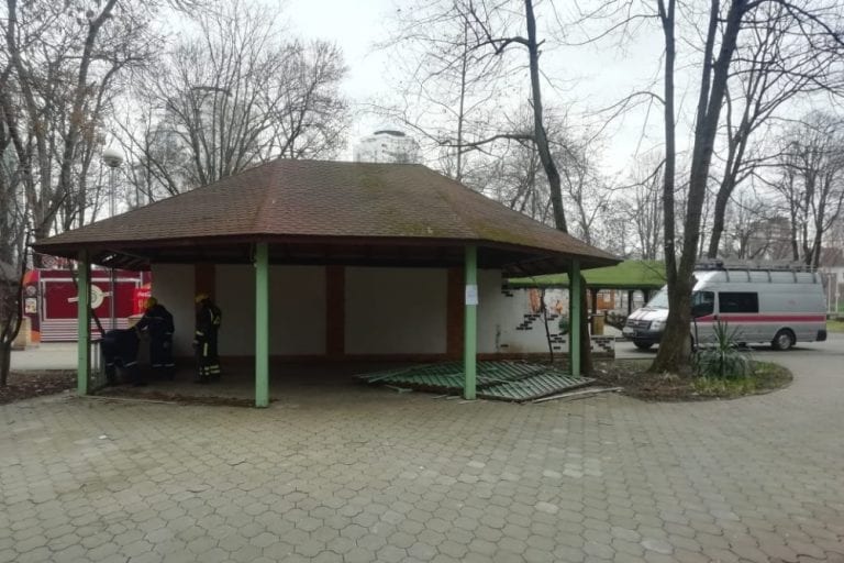 В краснодарском парке им. 30-летия Победы сносят незаконное кафе