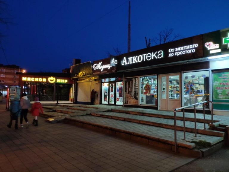 В Краснодаре на перекрестке Ставропольской и Стасова загорелись торговые павильоны