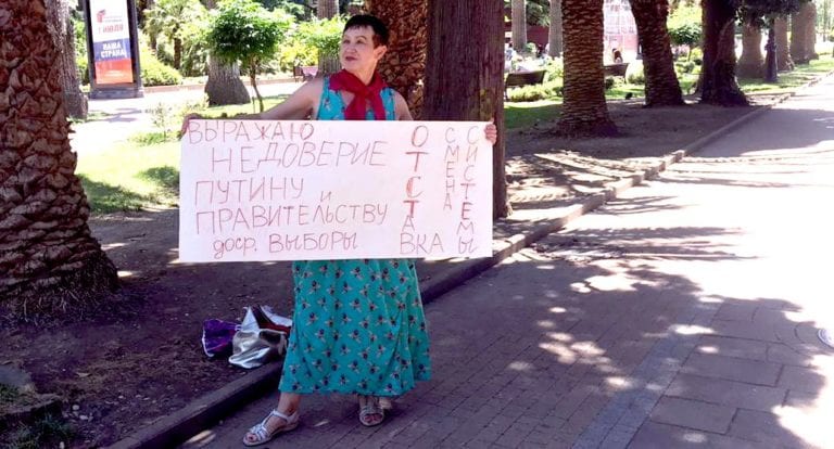 В Сочи пенсионерок задержали за пикеты против поправок в Конституцию