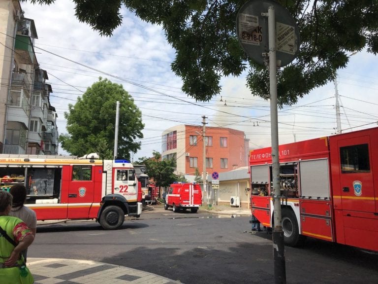В центре Краснодара горит здание