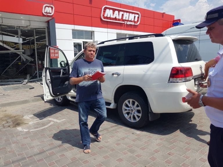 В Тихорецке внедорожник врезался в двери магазина