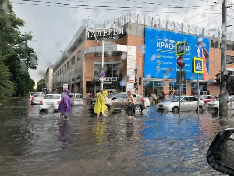 В Краснодаре из-за ливня снова не ходит общественный транспорт