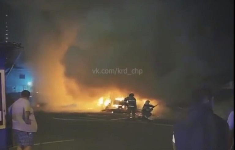 На Сенном рынке в Краснодаре загорелись торговые павильоны