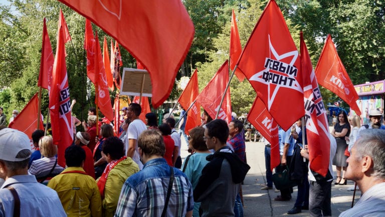 Краснодарские коммунисты провели митинг против нечестных выборов. Фоторепортаж