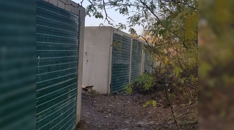 В Краснодаре после жалоб местных жителей мусор замуровали в гаражах