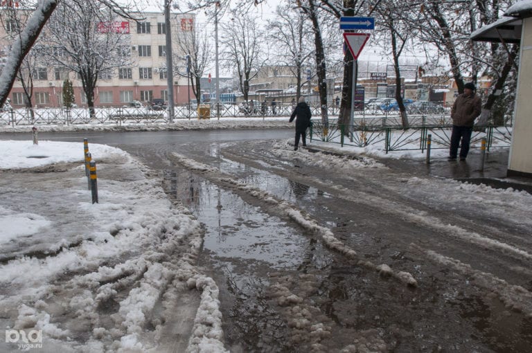 Краснодарцы пожаловались, что тротуары не расчищены от снега