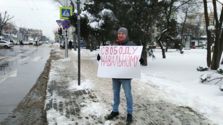 В Краснодаре начались пикеты в поддержку Алексея Навального