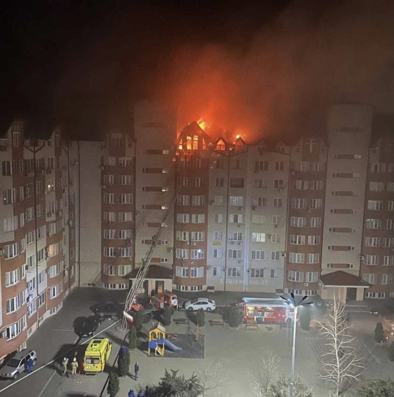 В Анапе произошёл крупный пожар в многоквартирном доме