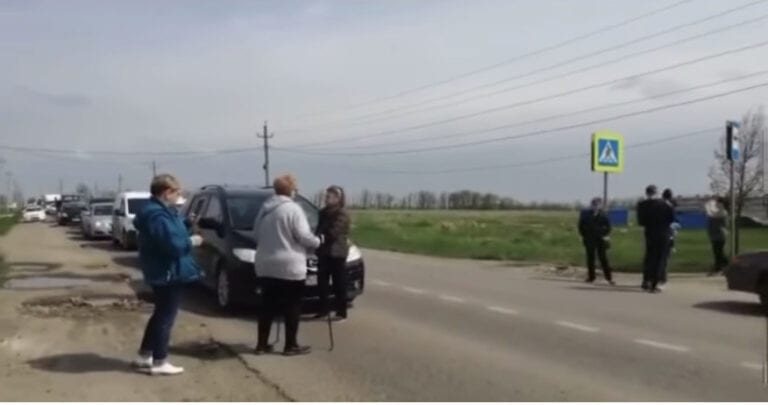 В посёлке под Краснодаром жители перекрыли дорогу из-за отключения света